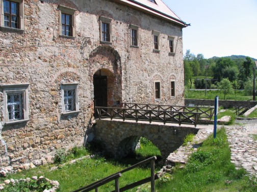 Brama i most