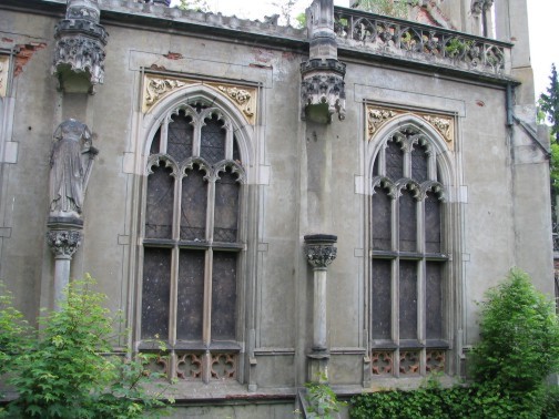 Fragment ścian d. pałacu.